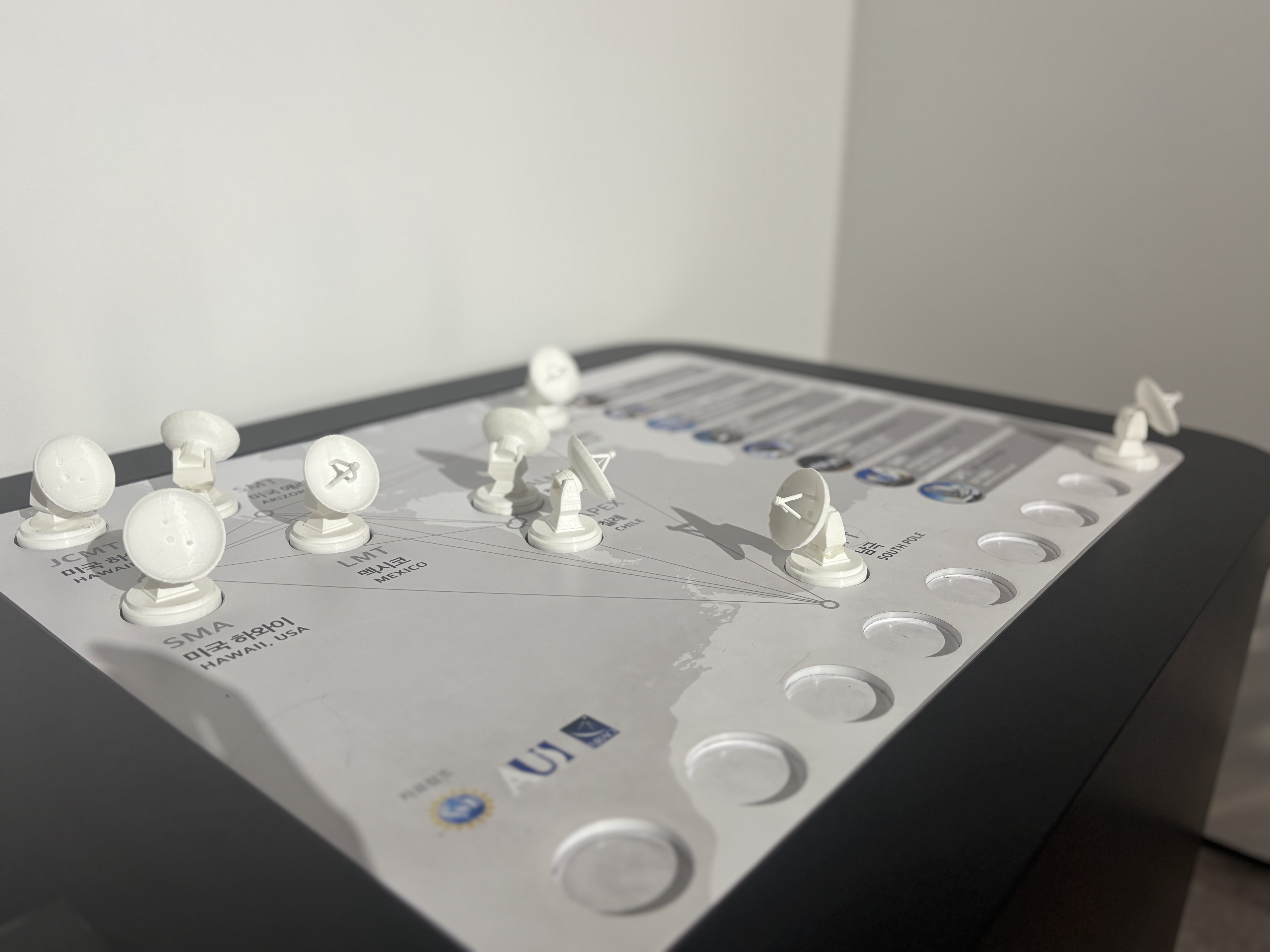 ▲ 서로 떨어져 있는 전파망원경 여러 대를 연결해 하나의 망원경처럼 만든 전파간섭계는 우주의 비밀을 파헤치는 도구 중 하나다. Ⓒ사이언스타임즈 권예슬 