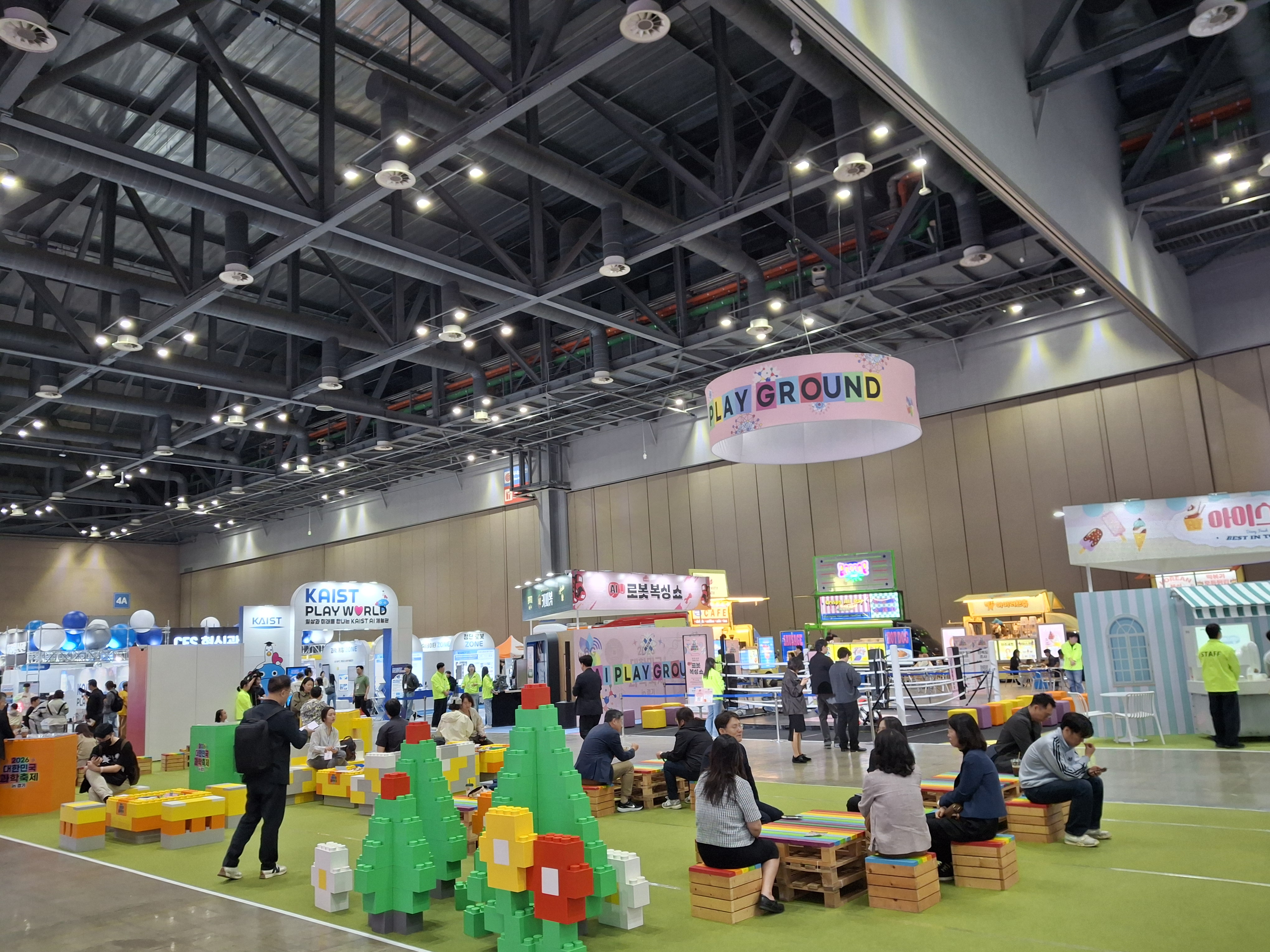 행사장에 마련된 휴게존에서 관람객들이 휴식을 취하고 있다. Ⓒ사이언스타임즈 정회빈 리포터