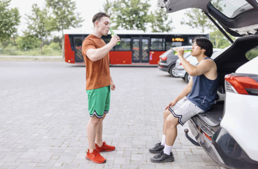헬무트 자이츠 교수는 알코올은 소변을 보고 싶은 욕구를 키워서 오히려 수분을 더 빼앗는다고 경고한다. 더 큰 문제는 수분과 함께 칼륨, 나트륨, 마그네슘도 같이 빠져나간다는 점인데, 즉, 들어오는 것보다 나가는 게 더 많다는 뜻이다. ©Getty Images