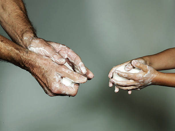 배설물 처리 및 위생 설비(Sanitation)가 전무한 환경에서 아동을 비롯한 수용소 주민들은 분뇨를 주거 공간 주변에 노출할 수밖에 없는 실정이다. ©Getty Images