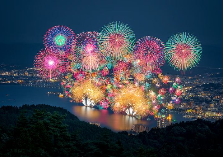 가을 하늘을 수놓는 불꽃놀이. 하지만 화려한 빛이 사라진 자리에는 눈에 보이지 않는 오염이 남는다. ⒸNational Geography