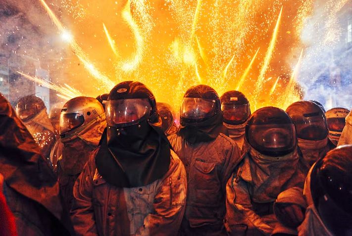 대만의 ‘Yanshui Beehive Fireworks Festival’에서는 폭죽의 위험에서 보호하기 위해 보호장구를 착용하지만, 폭죽을 맞는 걸 행운으로 여기는 문화도 상존한다. ⒸGettyImagedsBank 