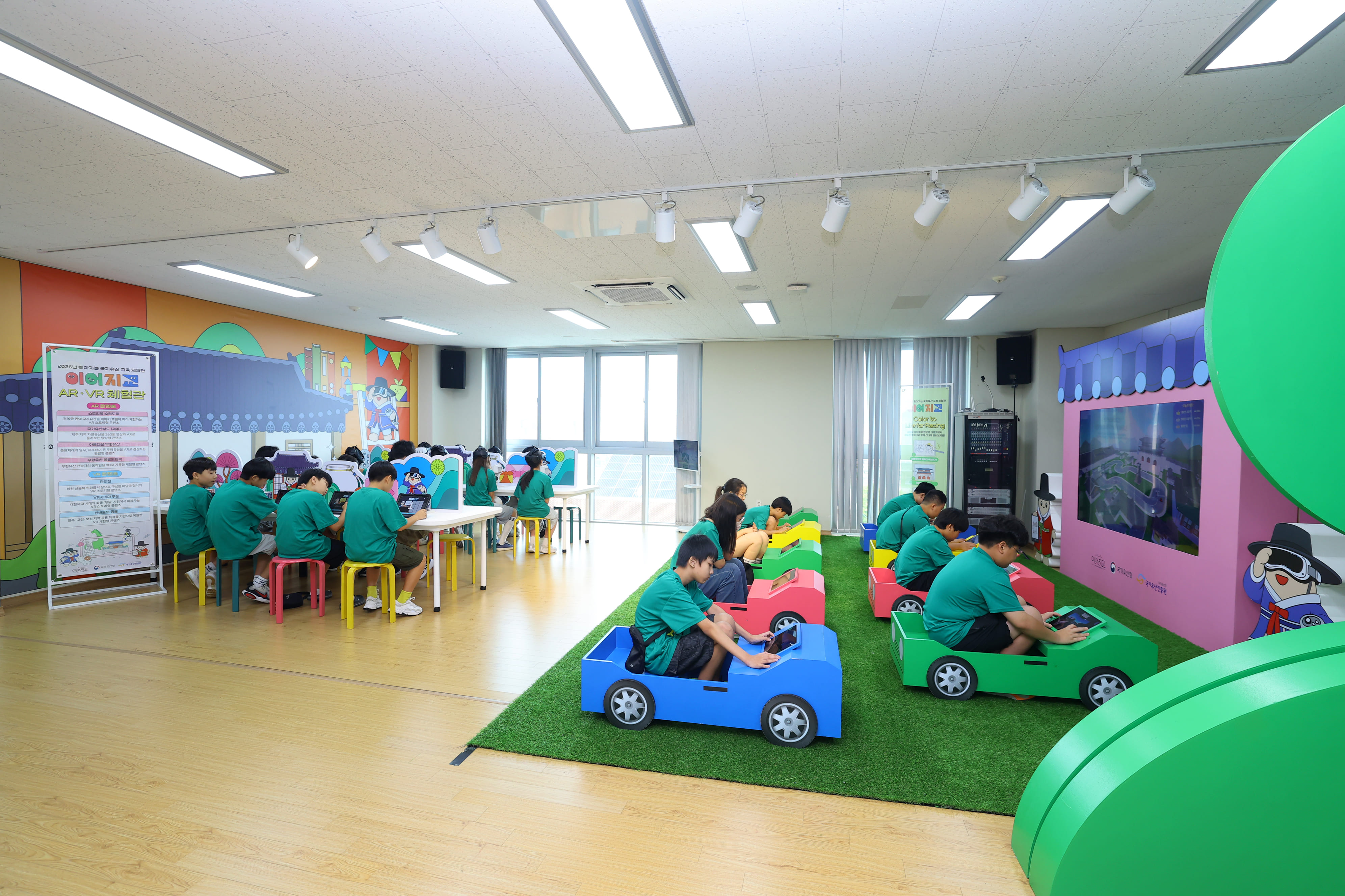 태블릿 속에서 살아난 경복궁과 VR 고글 너머의 공룡 발자국