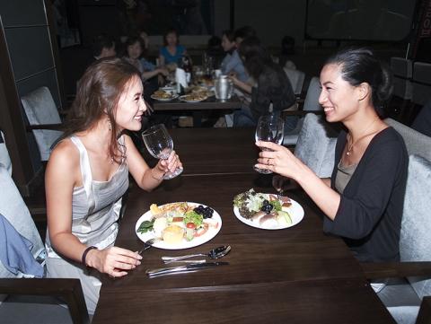 친구끼리는 서로 닮는다는 속설이 과학적으로 증명되었다. 임신과 비만, 다이어트에 친구는 큰 도움이 되는 것으로 나타났다. ⓒ ScienceTimes