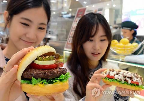 정크푸드가 몸에 좋지 않다는 것을 알고 있지만, 현대인들은 간편성과 맛의 이유를 들면서 쉽게 포기하지 못하는 경우가 많다. 한번 정크푸드로 인해 생긴 변화는 단시간에 쉽게 고쳐지지 않는다. 애초에 정크푸드를 많이 섭취하면 안되는 이유이다. ⓒ 연합뉴스