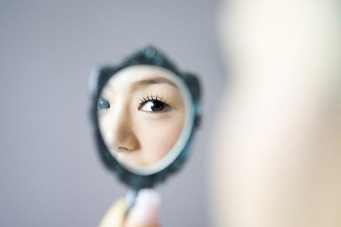 카그라스 증후군 환자들은 자신의 주변인이 똑같이 닮은 전혀 다른 사람으로 바뀌었다고 믿는다. 특히 자신의 배우자가 바뀌었다고 생각하는 경우가 많은데, 이들은 구조적 인지에 문제가 생겼다기 보다는 감정적 관계에 문제가 생겼기에 이러한 증상을 겪는 것으로 보인다.
