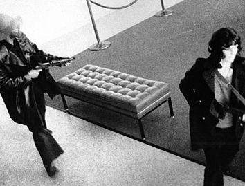 1974년 4월 은행 비디오에 찍힌 패트리사 허스트 양의 모습.  ⓒ 위키미디어 public domain
