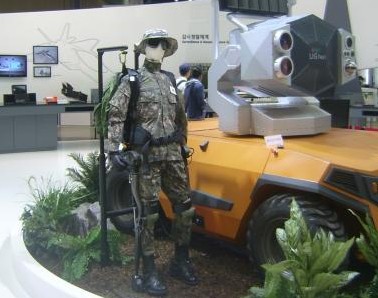마네킹이 웨어러블 로봇(Wearable robot)'을 입고 서있다.  