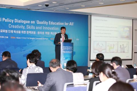 18일 세계교육포럼 사전 행사로 열린 국제 심포지엄에서 김승환 한국과학창의재단 이사장이 '한국의 교육혁신'이란 주제로 창의성교육 프로그램에 대해 설영하고 있다.