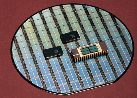 단군 이래 최대의 공동 연구를 통해 개발한 4메가 DRAM. 이 메모리 반도체 개발로 한국은 기술적으로 미국, 일본 등을 따돌릴 수 있는 계기를 마련했다. ⓒETRI