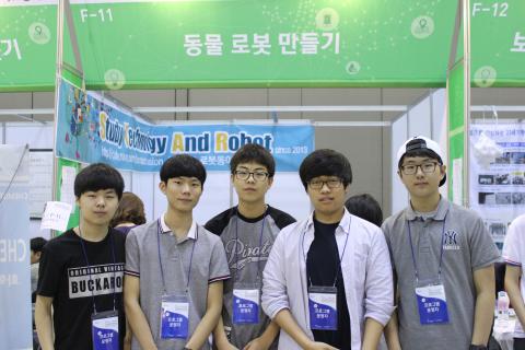 정명고등학교 로봇동아리 'STAR'는 다른 로봇과는 다르게 동물의 모양을 한 로봇을 선보여 많은 관심을 받았다.