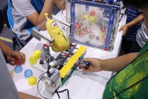 레고로 만들어진 '사탕뽑기로봇'과 '라바로봇'은 행사장을 찾은 많은 학생이 즐거워하는 체험 중 하나였다. 직접 로봇을 조종하여 사탕을 뽑을 수 있었기 때문이다.