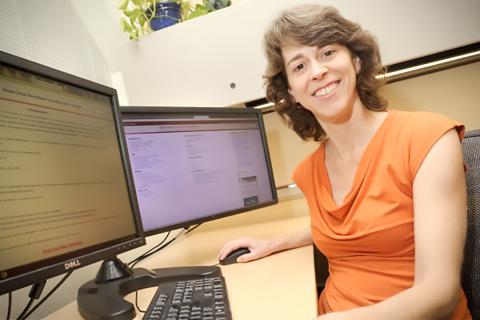 샬롯테 가드(Charlotte Gard) 미국 뉴멕시코주립대 응용통계학 교수가 유방암 위험도와 유방 치밀도 평가 연구를 하고 있다. ⓒ NMSU photo by Darren Phillips