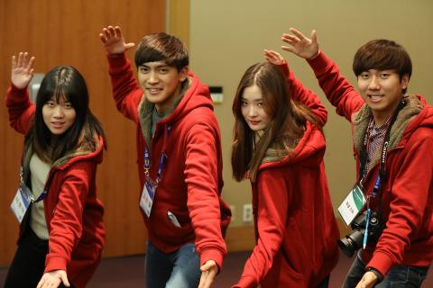 작은 질문이 세상을 뒤집는다. 위대한 발견도 생활의 작은 질문에서 시작되었다. 세상을 바꾸는 작은 질문 워크숍에 참가한 학생들이 포즈를 취하고 있다. ⓒ 한국과학창의재단