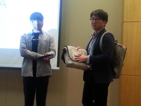 소방관이 아버지의 눈물을 지켜보면서 "어떻게 하면 도울 수 있을까"하는 질문이 스타트업을 하게 된 단초가 되었다. 파이어마커스 대표(가운데)와 폐호스로 만든 가방을 시착해보이고 있는 사회자.