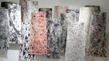 다양한 질감의 한지가죽이 한지산업지원센터에서 전시되었다 ⓒ 한지산업지원센터