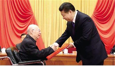 지난 2015년 1월 10일, 2014 중국최고과학기술상을 수여받는 수상자 위민(于敏) 교수(왼쪽)와 시진핑(习近平) 중국 국가 주석 모습. ⓒ 중국온라인언론사 ‘왕이신원(網易新聞)’ http://news.163.com