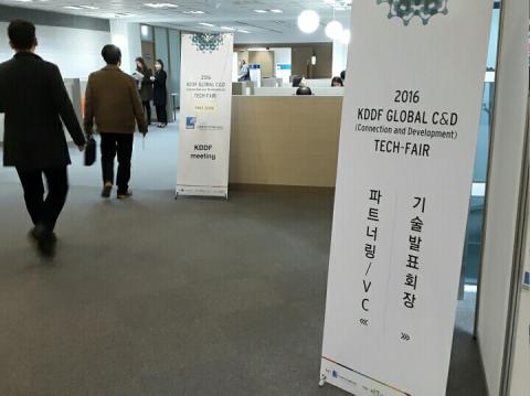 범부처신약개발사업단 주최로 28일 열린 글로벌 c&d 테크페어에 참석한 관련 학계와 기업 관계자들은 이날 공개된 후보물질에 높은 관심을 보이고 오픈이노베이션의 중요성에 대해 입을 모았다.