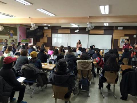 거꾸로 교실로의 변화가 필요하다고 느낀 선생님들 1만여명이 미래교실네트워크를 통해 모여 아이디어와 경험을 공유한다. 재밌는 수업을 진행하기 위한 정보를 얻기 위해 오프라인 캠프에 모인 선생님들의 모습. ⓒ 미래교실네트워크/ScienceTimes