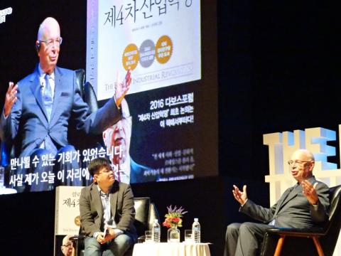 클라우스 슈밥 회장은 지난 10월 정재승 교수와의 대담에서 4차산업혁명과 관련 강렬한 메시지를 던졌다. ⓒ김은영/ ScienceTimes