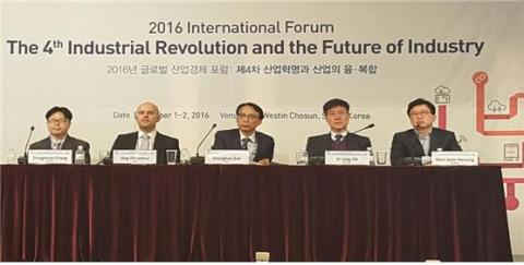 (오)장동훈 인도 IIIT델리대학교 교수, 외르크 오네무스 유럽연구경제센터 정보통신기술부 부소장, 서중해 KDI 선임연구위원, 오기장 포스코 ICT 상무, 형원준 SAP 코리아 대표가 포럼에 참석해 청중들의 질의에 답하고 있다. ⓒ 김주현 / ScienceTimes