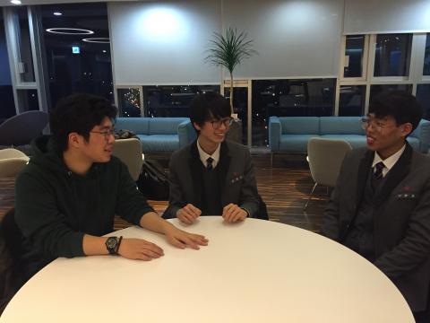 도움받은 것을 돌려주고 싶다는 취지에서 시작된 설리번 프로젝트. 진학과 졸업 준비에 바쁜 고3이지만 그래도 시간을 쪼개 준비하고 있다. 오른쪽부터 이찬희, 김동우, 배주웅 학생 ⓒ 조인혜/ ScienceTimes