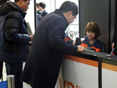 'VR 엑스포 2017'는 입장권이 스마트폰으로 전송받은 바코드로 별도의 등록 없이 바코드를 리더기에 대면 바로 입장이 완료되는 편리한 시스템을 갖추었다.