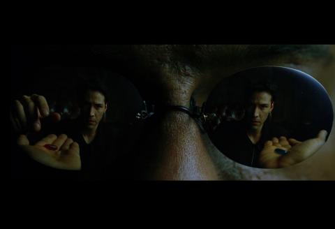 영화 매트릭스(The Matrix, 1999)에서 주인공 네오는 진실을 알 수 있는 빨간약과 허상의 세계에 남을 수 있는 파란약을 선택받게 된다. 인간은 진실의 대한 갈증으로 인해 고통스럽더라도 진실을 택하는 경향을 가진다. ⓒ김은영/ ScienceTimes