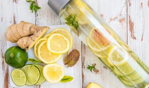 디톡스워터 제조는 간단하다. 재료들을 깨끗이 씻어 담가 두기만 하면 된다 ⓒ india.com