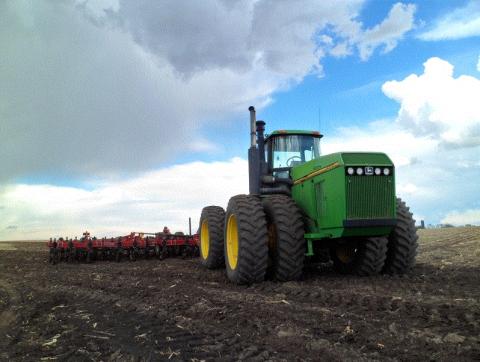 존 디어(John Deere)측은 사업 초기 트렉터가 고장이 났을 때 편의를 제공해주는 것을 목표로 데이터를 수집했다. 하지만 이들은 목표를 수정했고 수정한 목표로 최고의 수익을 얻게 되었다. 형 대표는 그들은 어느 산골에 처박힌 고장 난 트랙터를 찾는 것 보다 더 생산적이고 스마트한 서비스가 무엇인지를 알게 되었다고 설명했다. ⓒ Pixabay