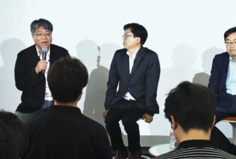 이 날 행사는 ‘인공지능’, ‘빅데이터’, ‘인더스트리 4.0’이라는 4차 산업혁명과 관련한 주제와 걸맞게 온라인 공간에서 실시간으로 이루어졌다. (사진 왼쪽부터 최대우 교수, 형원준 SAP 코리아 대표, 최진성 SK텔레콤 종합기술원장) ⓒhttps://talkit.tv/Event/1621