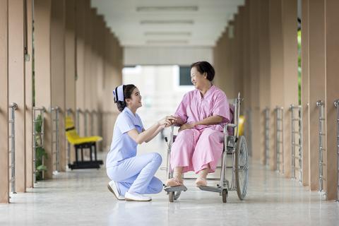 고통을 겪는 환자는 인내와 끈기를 통해 돌봐주는 사람들과 안전하고 신뢰있는 관계를 형성하며, 돌보는 이들은 환자가 나을 수 있다는 긍정적인 마음 같은 병을 이길 수 있는 자원을 차츰차츰 확보할 수 있도록 돕는다. Credit: Pixabay