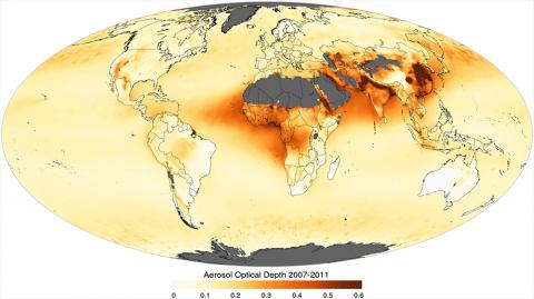 지구를 덮고 있는 광학 에어로졸의 두께(Modis Terra aerosol optical depth at 550nm 2007-01 to 2011-12 average). 에어로졸 수준 색깔(노란색에서 적갈색)은 햇빛을 흡수하는 입자의 상대적인 양을 나타낸다. 우리 나라 옆 중국도 대기오염에 따른 미세입자 양이 많은 것으로 나타나 있다. Credit : Wikimedia Commons / Giorgiogp2