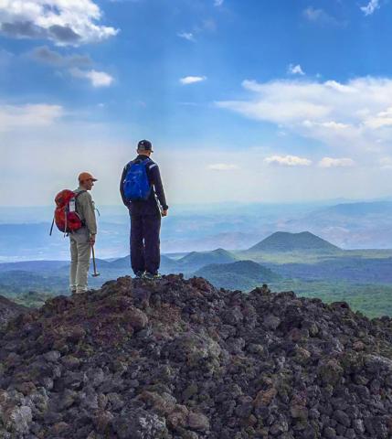 연구를 수행한 이탈리아의 시칠리아 에트나 산에 오른 연구진. CREDIT: Dr Teresa Ubide.
