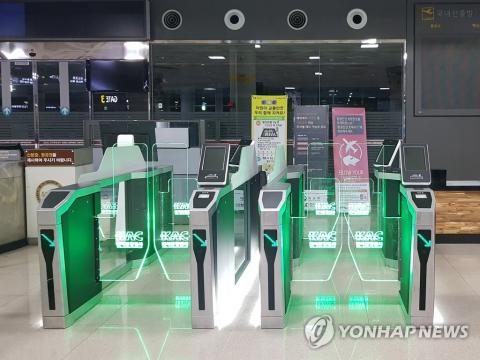 국토교통부와 한국공항공사는 김포, 제주 공항에서 국내선 출발 항공기 탑승 전 본인 신원확인 절차를 신분증이 아닌 생체인식으로 대체하는 서비스를 오는 29일부터 시행한다고 22일 전했다. 서비스를 이용하기 위해서는 김포공항 국내선 여객청사 3층 및 제주공항 여객청사 3층에 마련된 등록대를 방문해 신분증 제시 후 개인정보 활용 동의를 거쳐 손바닥 정맥과 지문을 등록하면 된다. 사진은 제주공항 생체인식 신분확인 전용게이트. ⓒ 한국공항공사
