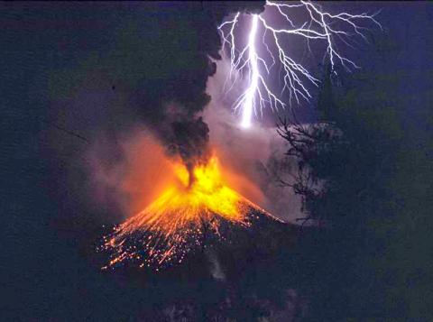 화산 번개를 동반한 인도네시아 롬복 린자니 화산 폭발 모습. 1994년. CREDIT: Wikimedia Commons / Oliver Spalt