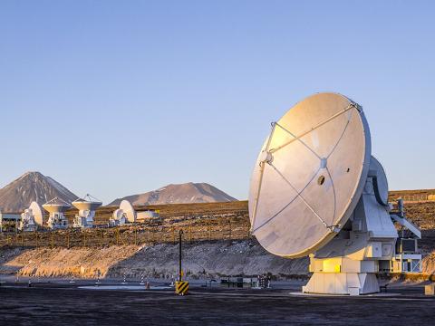 이번 발견에 활용된 칠레 아타카마 사막에 있는 대형 밀리미터파 전파망원경 군집(ALMA, Atacama Large Millimeter Array) Credit: ESO/C. Pontoni
