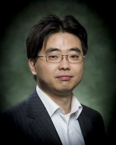 연구를 수행한 뉴욕 주립 빙엄턴대 전기 및 컴퓨터공학부 최석흔 부교수. 최교수는 그동안 땀으로 구동되는 전지 등 생물전자공학적으로 새로운 유형의 배터리 개발에 심혈을 기울여 왔다. CREDIT: Binghamton University, State University of New York