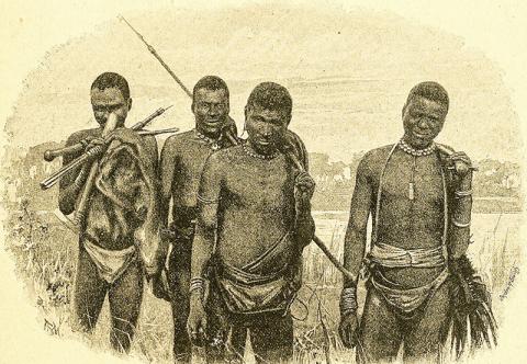 북부 칼라하리 사막에서 사냥감을 찾으러 다니는 마사르와 부쉬맨 사냥꾼들. 1892년도에 출판된 사진집에서. Credit : Wikimedia Commons / H.A. Bryden photogr.