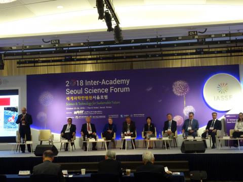 한국과학기술한림원이 주관한 세계과학한림원서울포럼(Inter-Academy Seoul Science Forum, IASSF)이 지난 23일(화) 서울 강남구 양재동 K호텔에서 열렸다. 이 날 열린 행사에는 캐나다, 독일, 인도, 러시아, 대만, 일본 등 세계 각국의 과학한림원 대표들이 한 자리에 모여 글로벌 이슈를 과학으로 풀어가는 방법에 대해 논의했다. ⓒ 김은영/ ScienceTimes