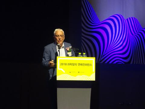 이갈 에를리히 요즈마 그룹 회장은 26일 서울드래곤시티 호텔(용산0에서 개최된 '2018 과학창의 연례컨퍼런스'에 기조강연자로 포문을 열었다. 이 날 그는 유대인들의 노벨상 수상 비법과 유니콘기업을 배출하는 저력에 대해 비법을 공개했다.