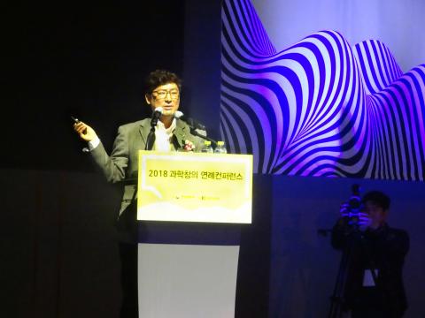 폴 킴 교수는 지난 26일 서울드래곤시티 호텔(용산)에서 열린 ‘2018 과학창의연례컨퍼런스’ 기조 강연을 통해 "인공지능(AI)를 활용해 전 세계적인 교육불평등을 해소할 수 있다"고 주장했다