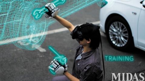 손가락의 잡아당기는 힘을 조절해 실제로 물건을 만지는 듯한 감각을 전달해주는 장갑형 햅틱 ‘덱스모’. ⓒ 덱스터 로보틱스 제공