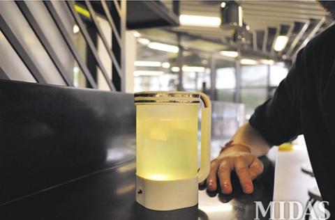 전극과 LED를 이용해 맹물을 레모네이드로 바꿔주는 특수 컵. ⓒ 싱가포르 국립대 제공