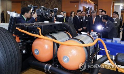 문재인 대통령이 17일 오전 울산시청 대회의실에서 열린 '수소 경제와 미래 에너지, 울산에서 시작됩니다' 행사에 참석하기에 앞서 수소 활용 전시장을 둘러보고 있다. 문 대통령이 수소 활용 모빌리티 (수소차, 드론 등) 부스에서 김세훈 현대차 연료전지사업부장으로부터 수소차 넥소에 들어가는 연료전지에 관해 설명을 듣고 있다.