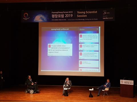 폴 데이비스 미국 애리조나 주립대학교 석좌교수 와 존 배로우 영국 케임브리지대학교 교수는 젊은 과학도들과 우주와 인간에 대한 심도있는 대화를 나눴다.