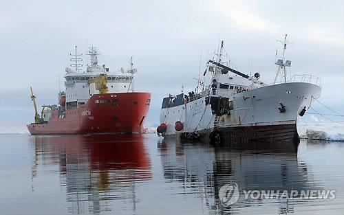 '산타'된 아라온호, 러' 어선 구조 착수