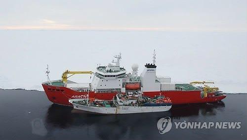 아라온호, 러 어선 1차봉합…선원들 생기 되찾아