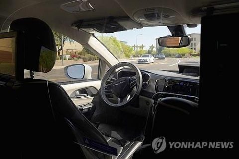 도로에서 시험 운행 중인 자율주행 차량. 기사 내용과 직접 관련 없음. 미국 애리조나주 챈들러에서 자율주행 차량 웨이모 미니밴이 승객을 태우고 도로를 달리고 있다. ⓒAP 연합뉴스 자료사진