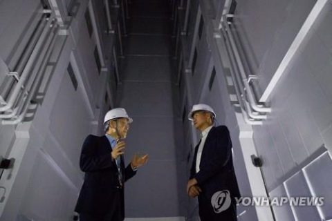 탄소중립 현황 및 효과 점검하는 이종호 장관·윤동식 대표. 이종호 과학기술정보통신부 장관이 11일 서울 양천구 KT 클라우드 목동IDC 2센터를 방문해 윤동식 KT클라우드 대표와 'AI IDC 오퍼레이터' 등 민간에서 추진 중인 데이터센터 부문의 탄소중립 현황 및 효과를 점검하고 있다. 2023.7.11 ⓒ과학기술정보통신부 제공
